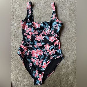 OLD NAVY LADIES ONE PC SWIM SUIT/LIKE NEW!